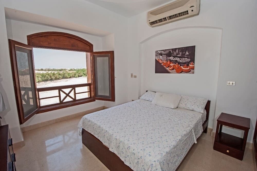 Apartment Overlooking Pool & Lagoon