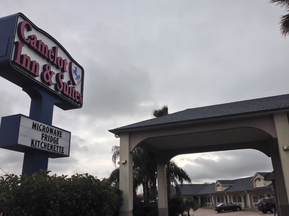 Camelot Inn & Suites Highway 290 NW Freeway