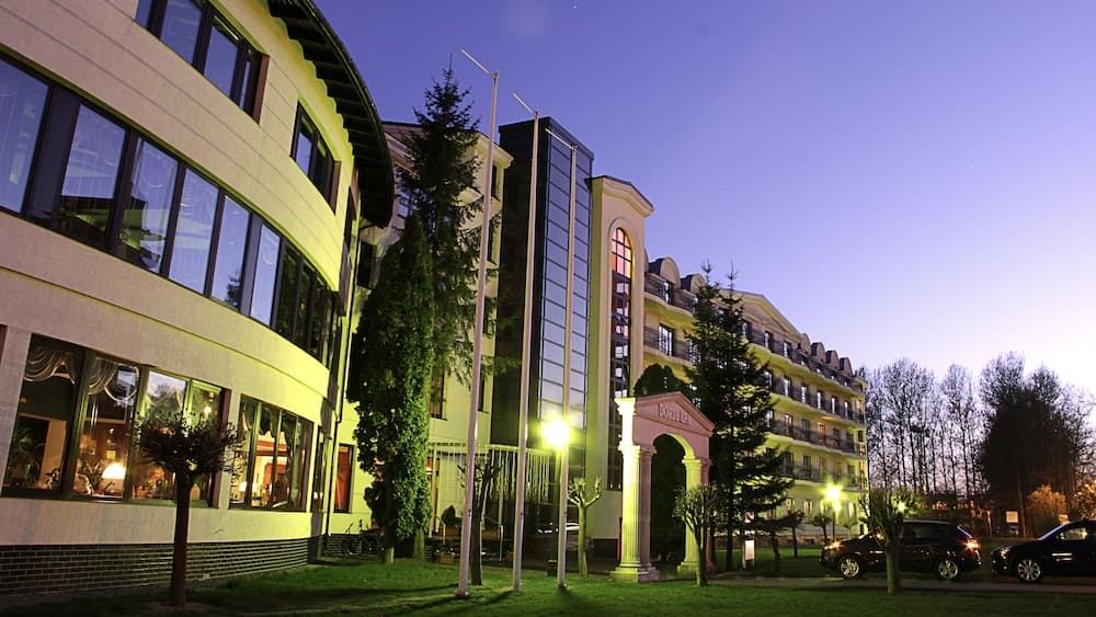 Konaklama yerinin ön cephesi - akşam/gece