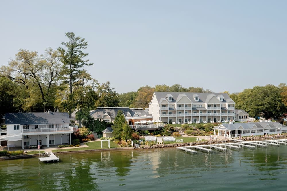 Bay Pointe Inn
