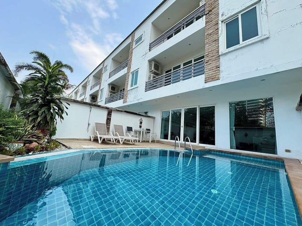 Hidden Palm Pool Villas