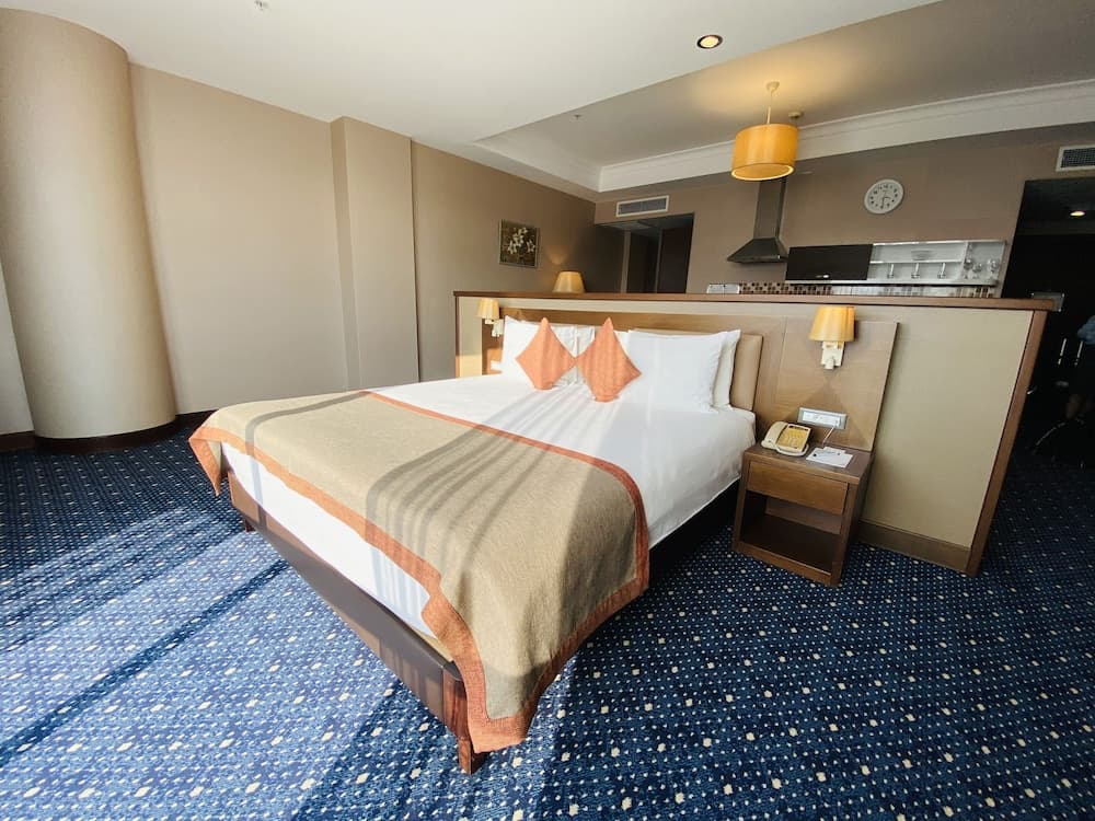 Parkside Hotel & Apartments