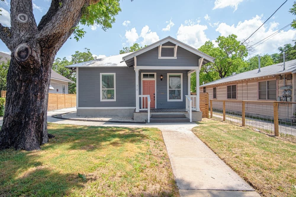 Comfy and Incredible Fenced 2BR 2 BA Near Downtown