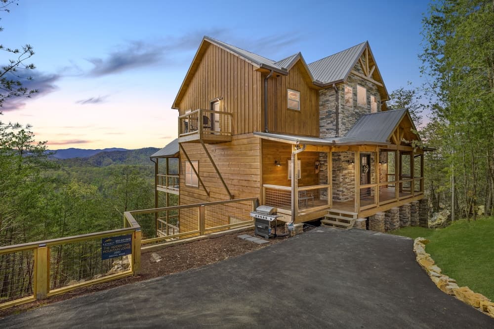 The Hidden Owl Mountain Lodge 5 Bedroom Cabin by RedAwning