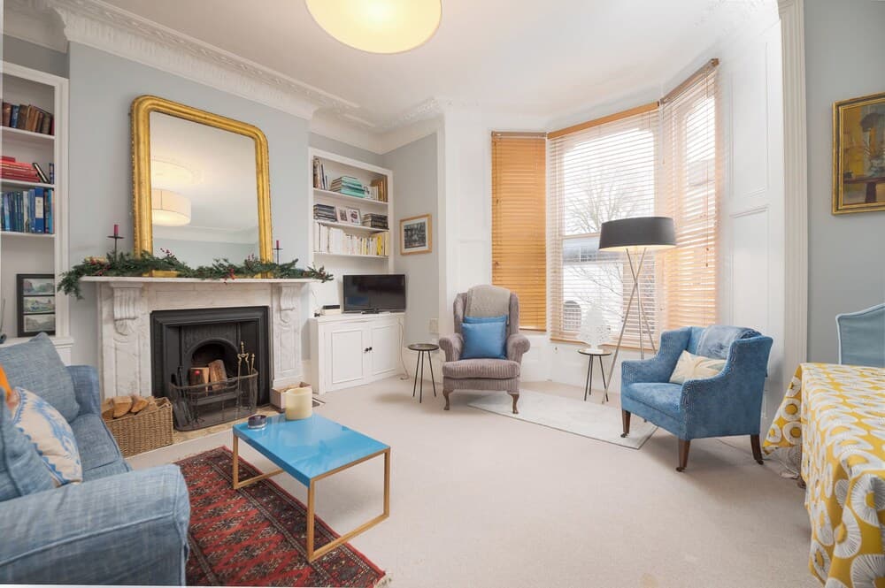 Charming Flat in Leafy West London by Underthedoormat