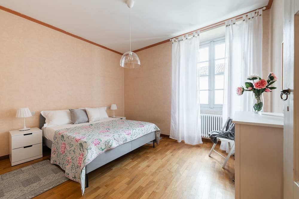 Elisabeth in Villa with Private Parking