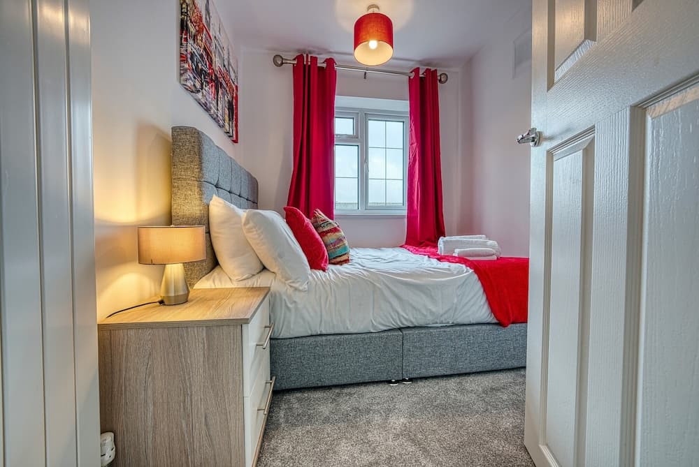 Modern 3 Bedroom 2 Bath Hse with Parking