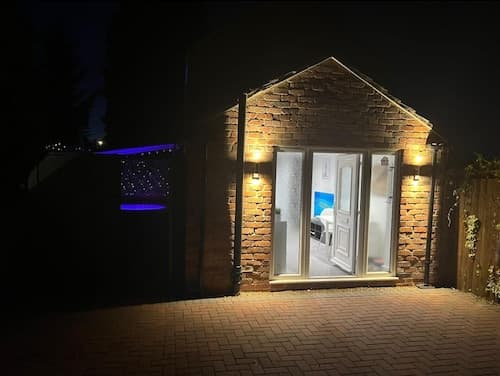 Jacuzzi Spa! Stunning Entire Guest House - Netflix