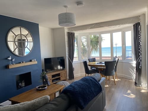 Worthing Beach 180 - 2 bed Seafront With Parking