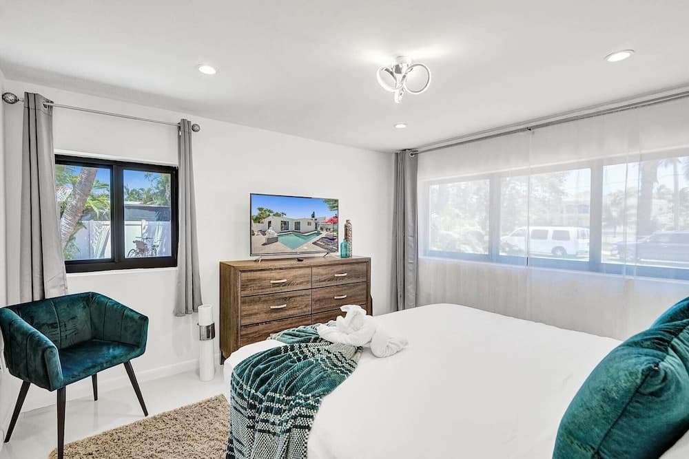 Heated Private Pool 4BR Modern home