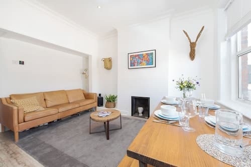 Bright two Bedroom Flat in Fashionable Fulham by Underthedoormat