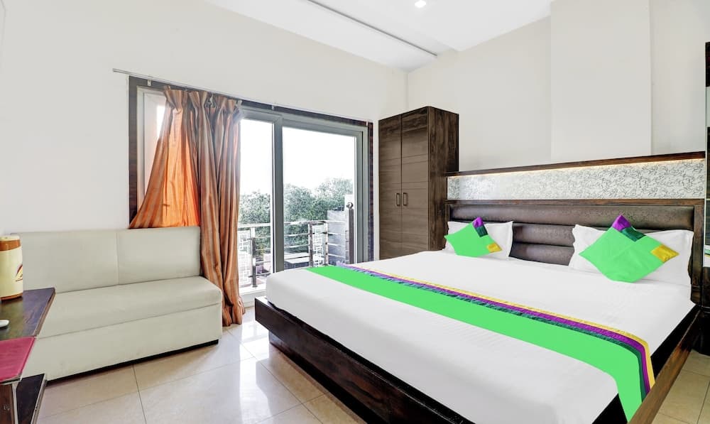 Itsy Hotels Anjali Mahal 500, Mtrs From Mathura Railway Station