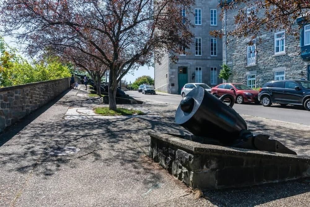 Modern Meets Rustic - 2 Bdrm Old Quebec