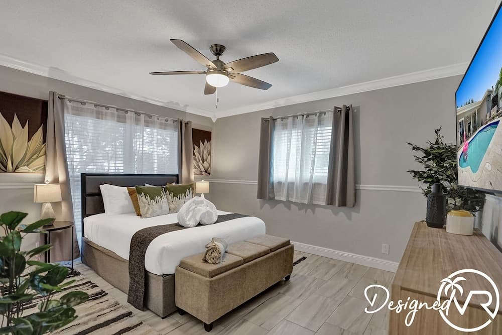 Family vacation 6 Br with Heated Pool