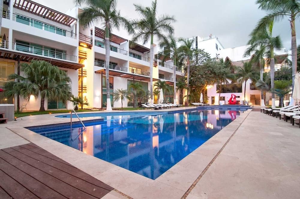 LUXURY CONDO STEPS FROM 5th AV & BEACH