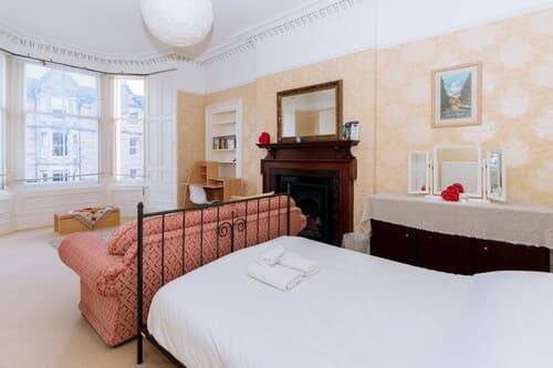 Spacious 4 Bedroom Apartment Near The Meadows/old Town