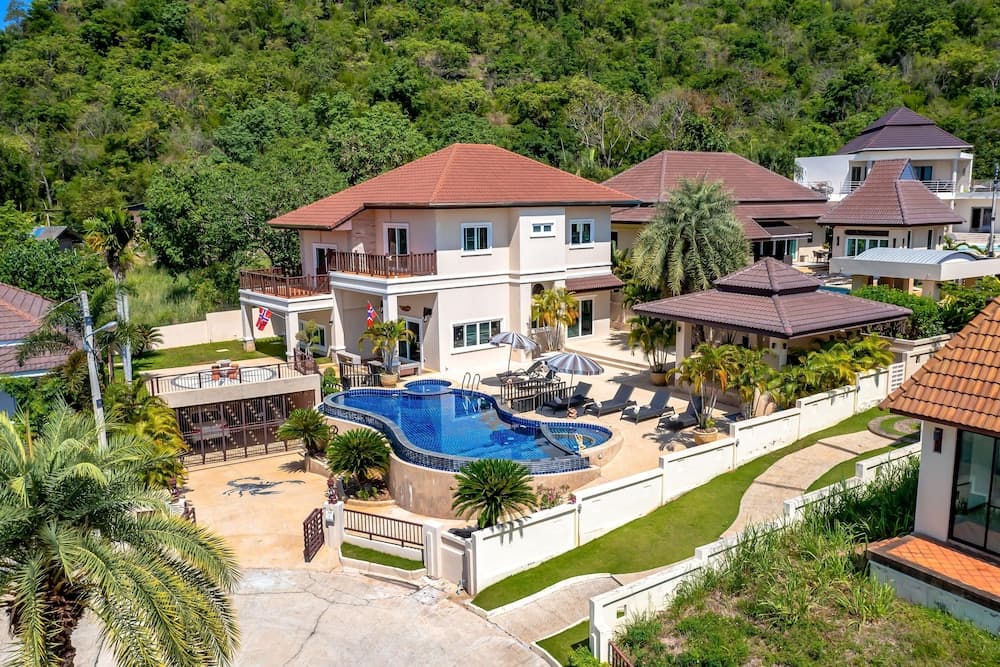 5 Bedroom Pool Villa Close To Town H5