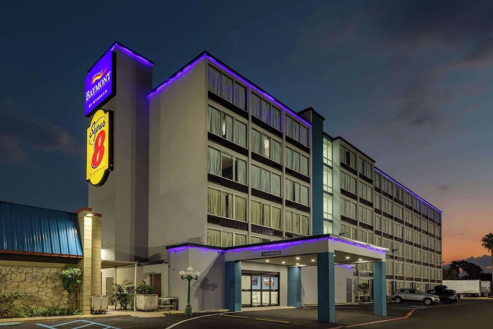 Super 8 by Wyndham Laredo