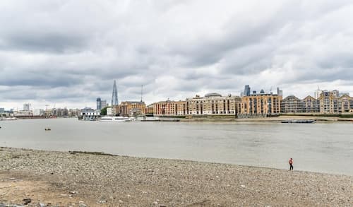 Modern 4 Bedroom Terraced House by the Thames!