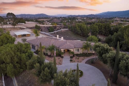 Bear Bridge by Avantstay Hilltop Haven in Temecula w/ Views, Putting Green & Hot Tub