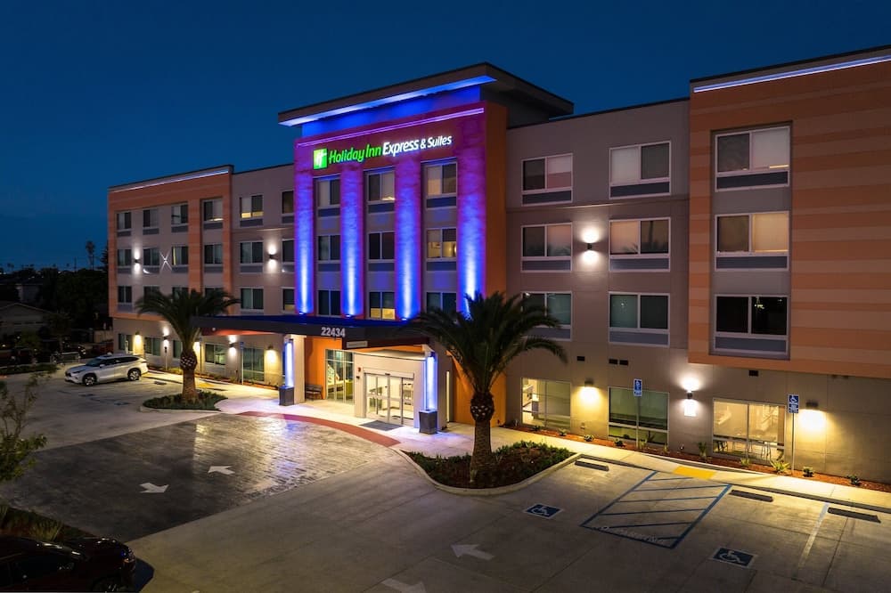 Holiday Inn Express & Suites Hawaiian Gardens by IHG