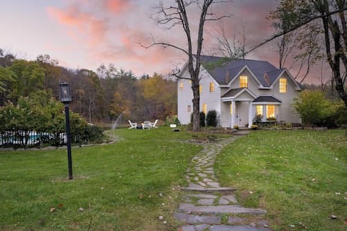 4bdr Heritage Estate w/ Pool, Private Pond, Fire Pit Cortland by Avantstay