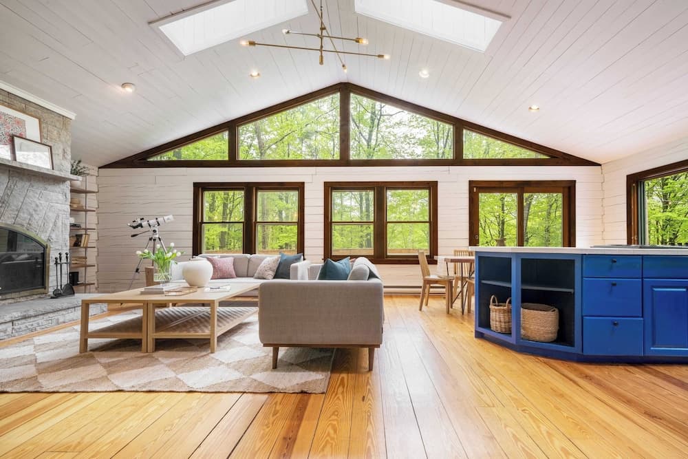 Half Moon by Avantstay 4BR Cabin w/ Large Deck & Yard w/ Patio & Outdoor Dining