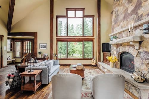 Peak 8 by Avantstay Spacious Modern Cabin w/ Hot Tub & Views