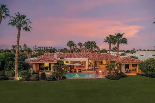 Moonshine by Avantstay Modern & Stylish Estate w/ Bar, Fire Pit & Hot Tub 5 bd
