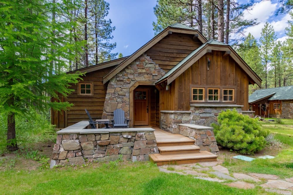 Lake Creek Lodge