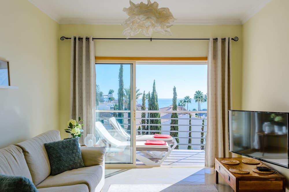Sea view Apartment with sunbathing Terrace & 2 Swimming pools