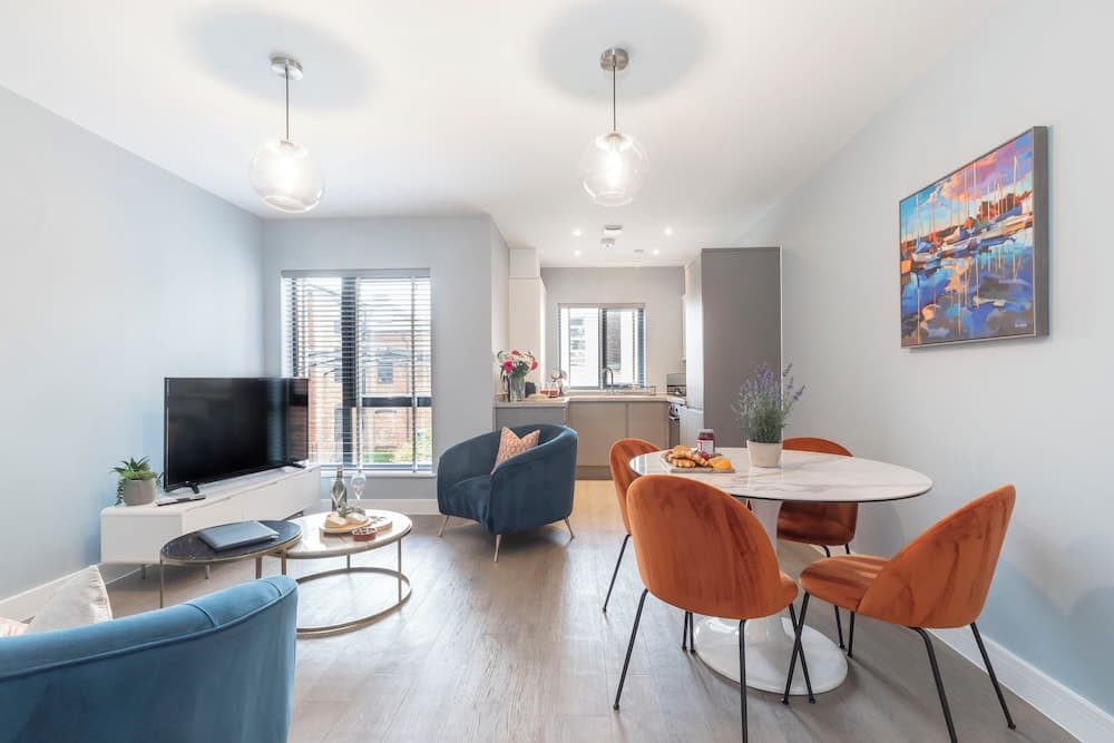 Elliot Oliver - Cosy 2 Bedroom Town Centre Apartment