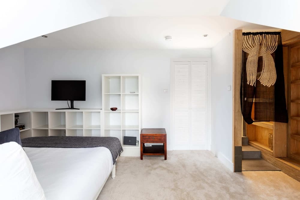 Bright Maida Vale Apartment