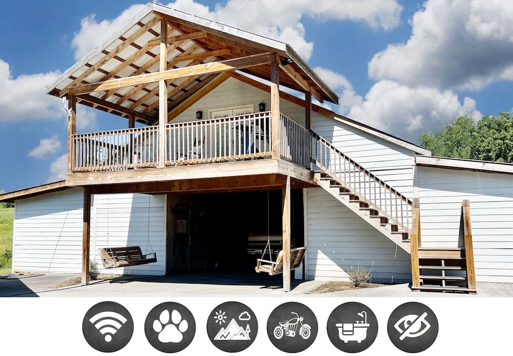 Double L Ranch 1 Bedroom Farmhouse by RedAwning