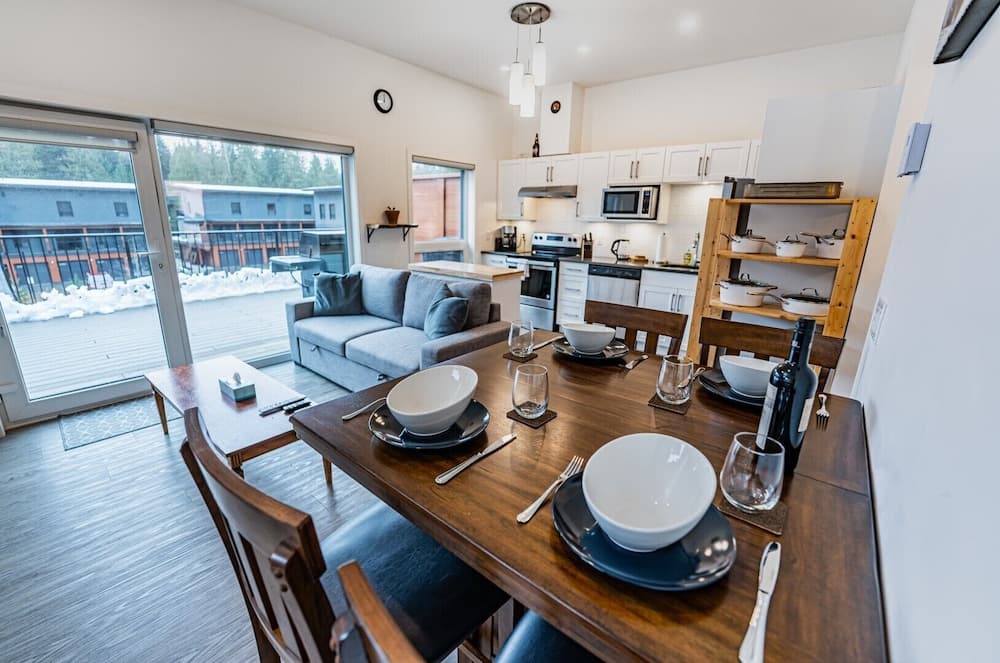 Niska’s Den by Revelstoke Vacations