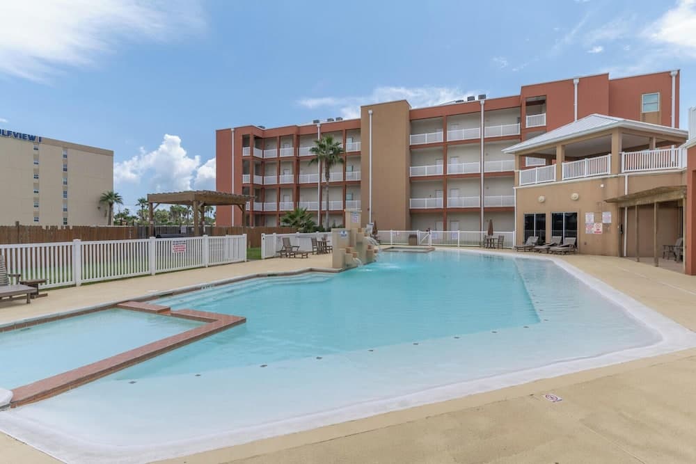 Casual Condo Near Beach w/ Pools, hot tub & Grill!