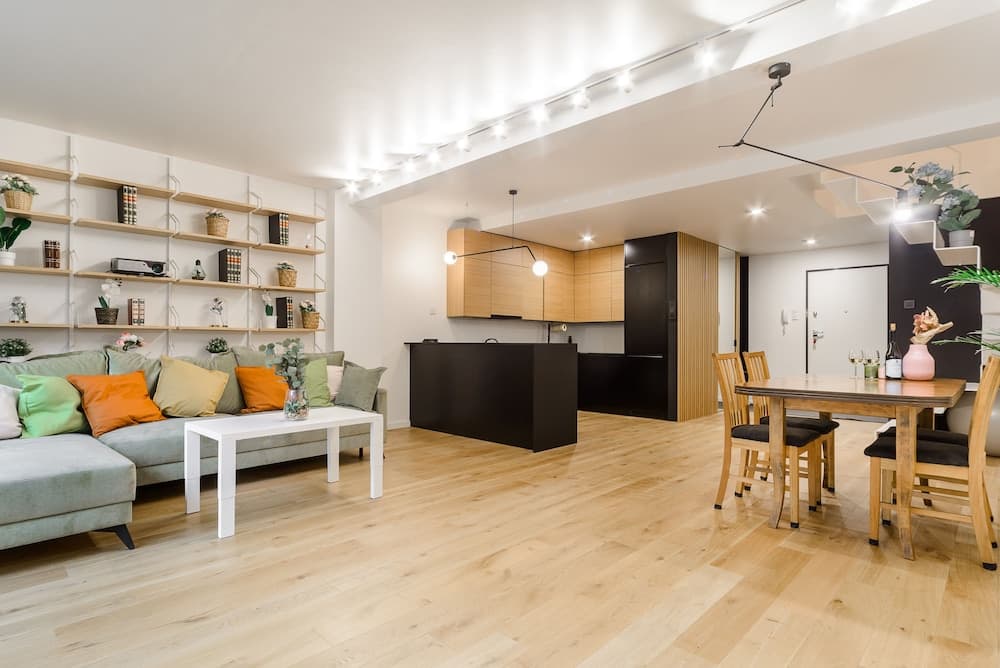 Lumina cozy 2-level apart with terrace