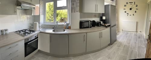 Enjoy Lovely 4 bed Apartment With Garden