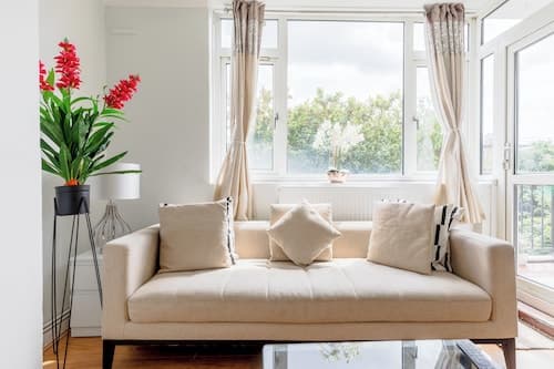 Bright 3BR London Flat with Balcony & Parking