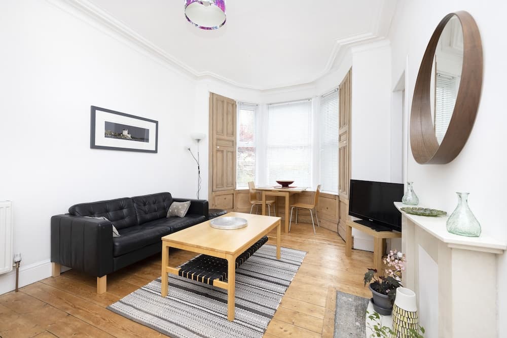 JOIVY Charming 1-Bed Ap Near Leith Links W/ Patio