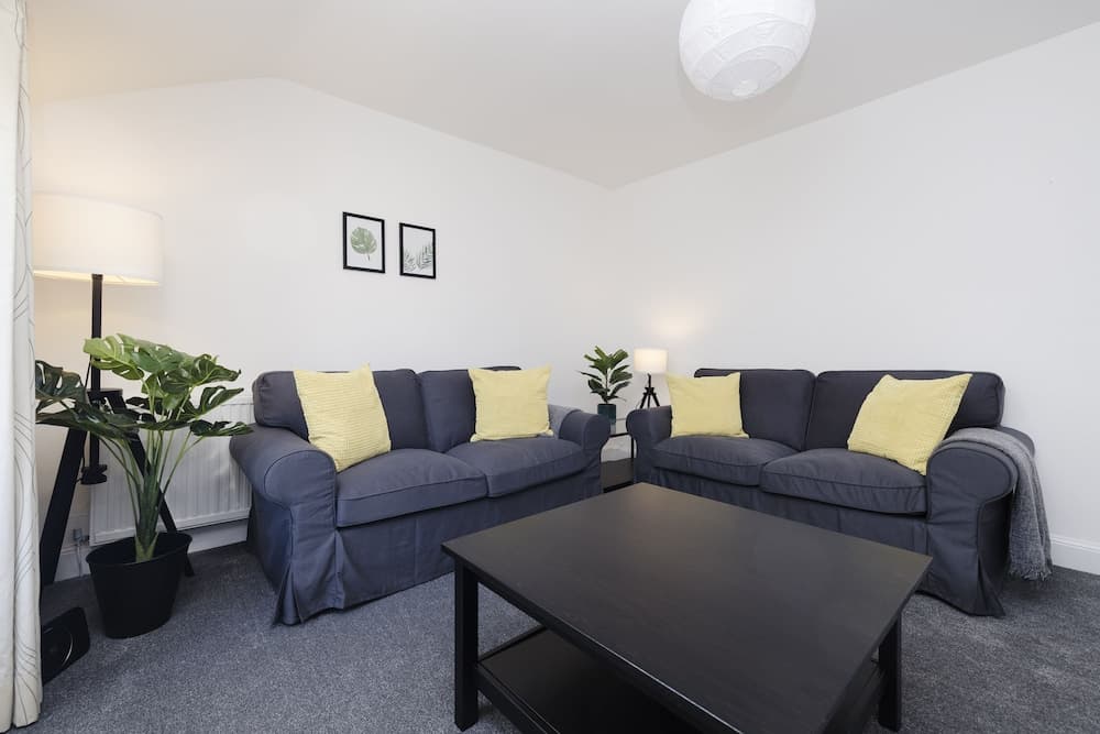 JOIVY Beautiful 2-Br Mews Home, Near Princes Street