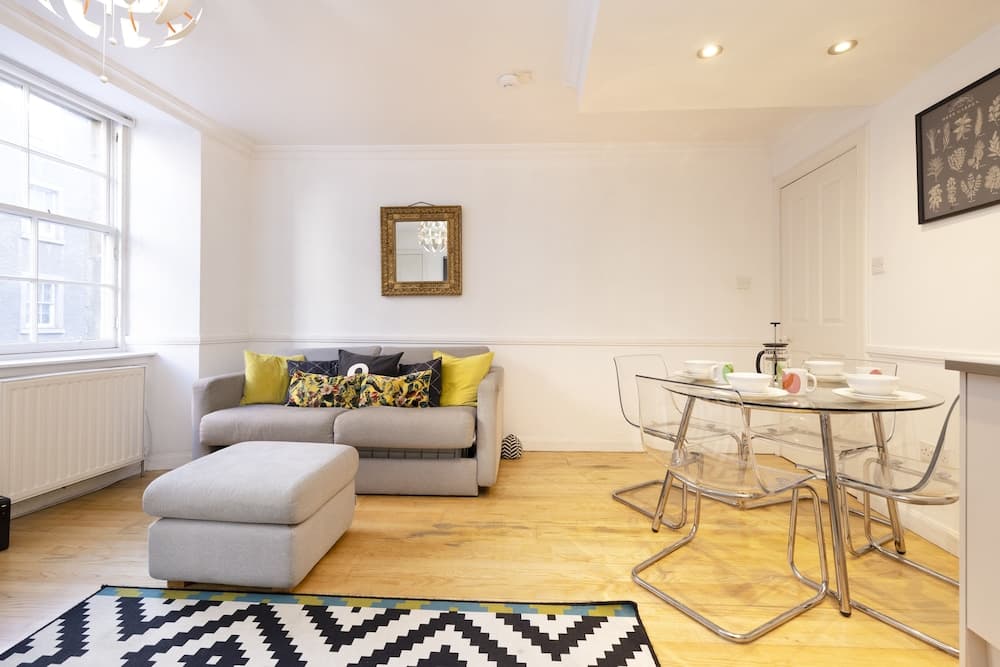 JOIVY Charming 1-Bed Home W/Patio Nearby The Castle