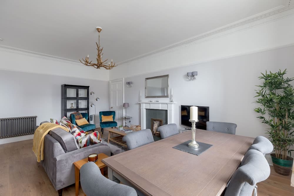 JOIVY Glamorous 3-Bed Flat Near City Centre