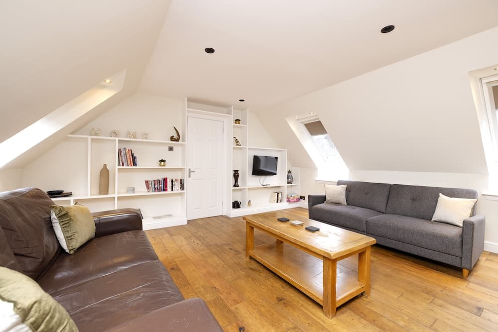 JOIVY Inviting Flat Near Edinburgh Castle W/ Parking