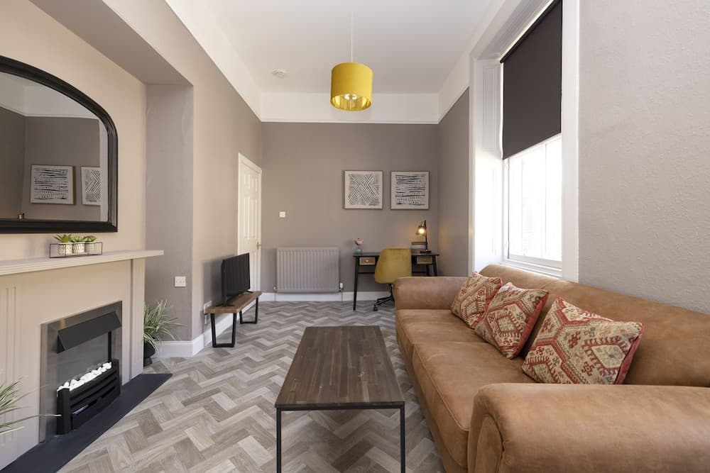 JOIVY Homely 1-Bed Flat By St Giles W/ Desk