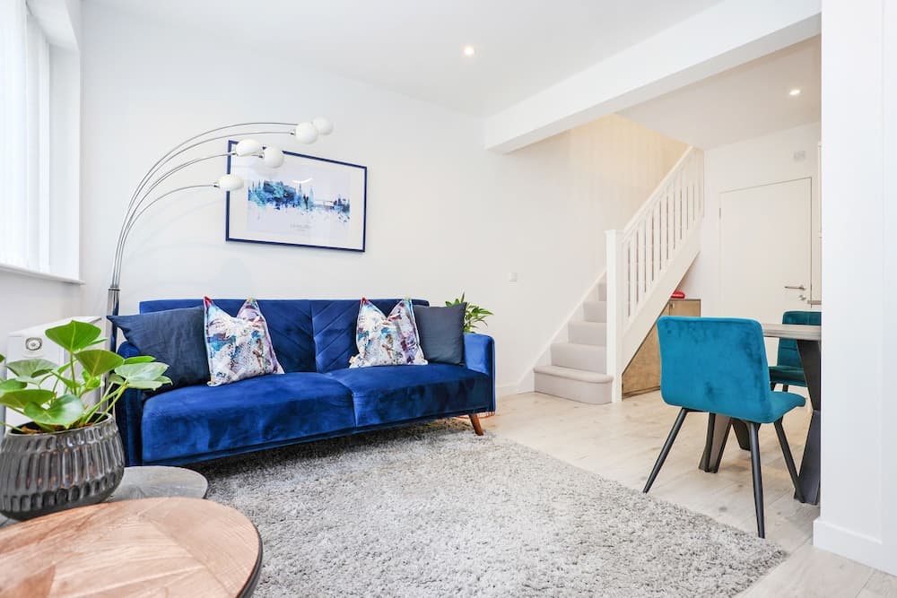 JOIVY Stylish Mews House Old Town 1-Br Apartment With Parking