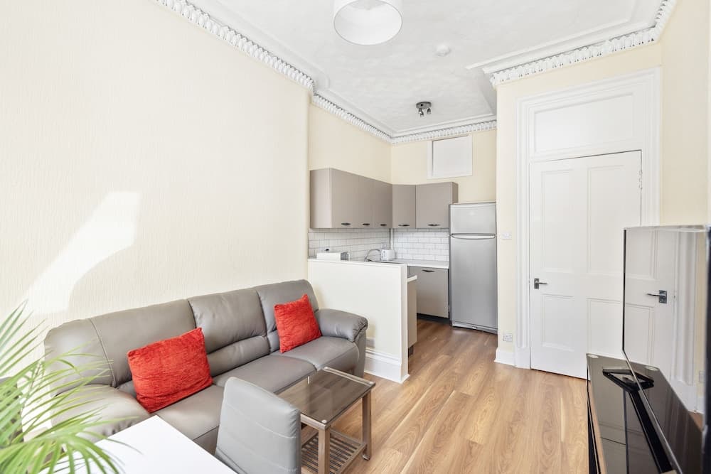 JOIVY Charming 2-Bed Flat Near City Centre W/ Desk