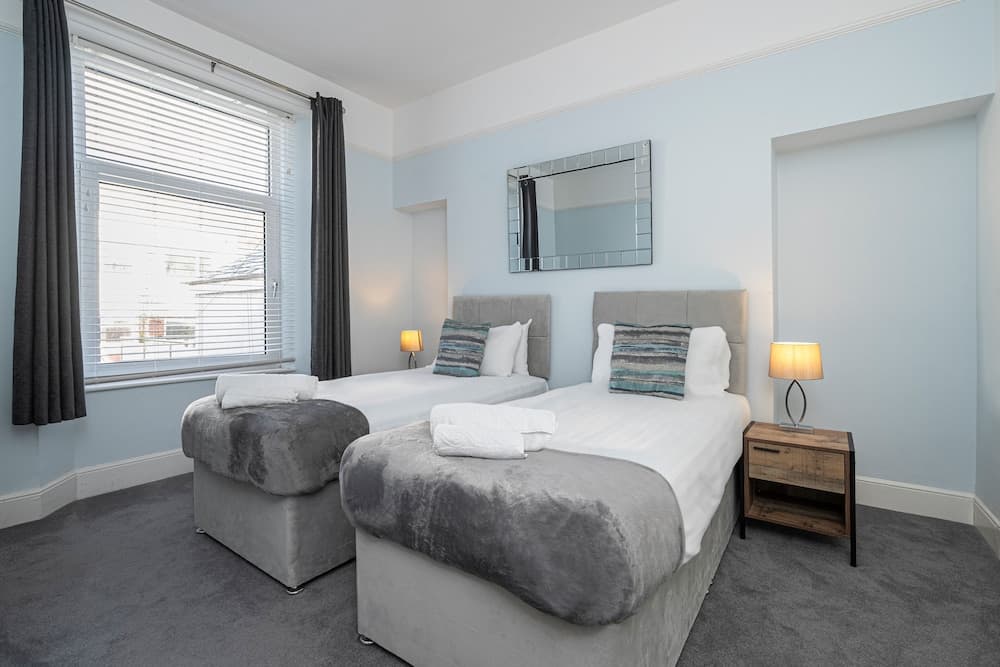 JOIVY Charming 4-Bed House Near The Hoe Park