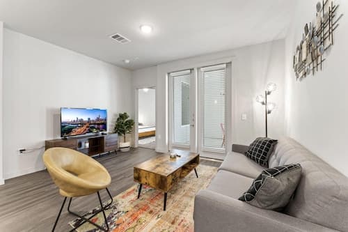 Top Floor 2BR King Beds Suite 8 Min to Downtown