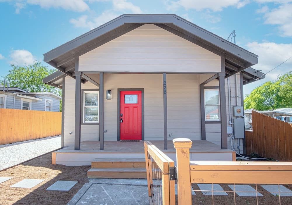 Delightfully Renovated 4 Br/2 BA Near DT Riverwalk